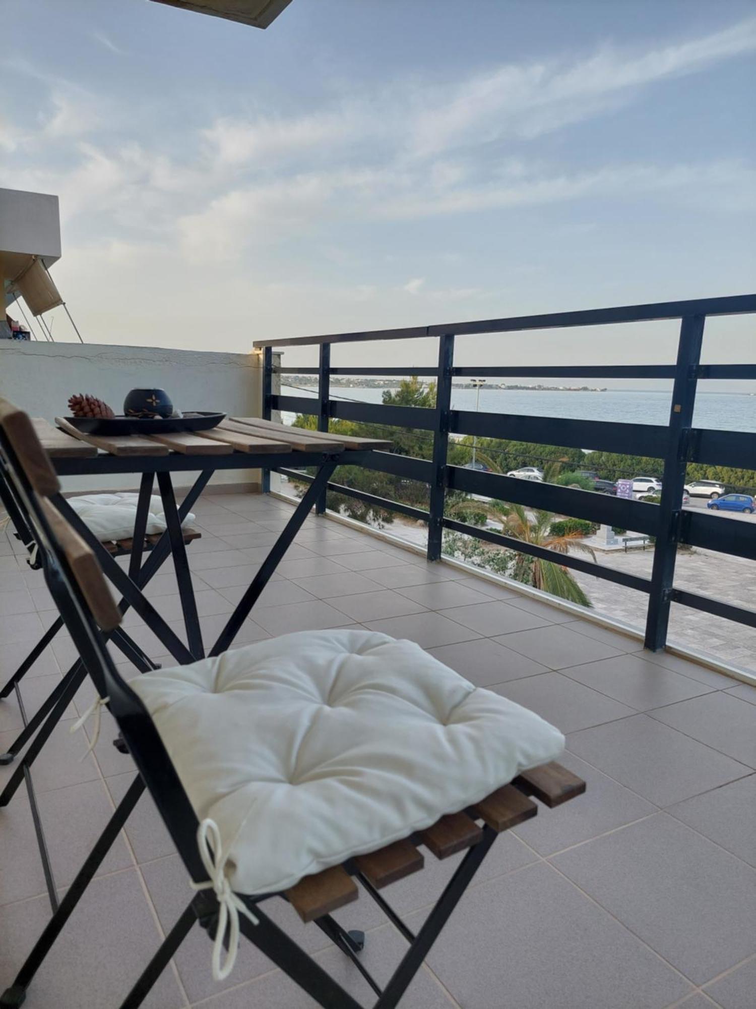 Eleni'S Seafront Apartment Луца Экстерьер фото